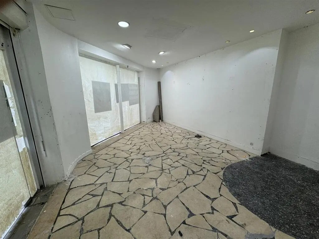 Location Commerce 91 m² - Photo 1
