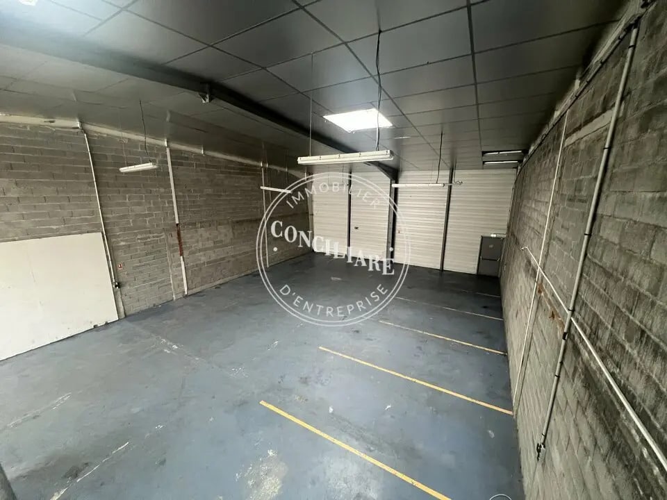 Location Entrepôt 330 m² - Photo 1