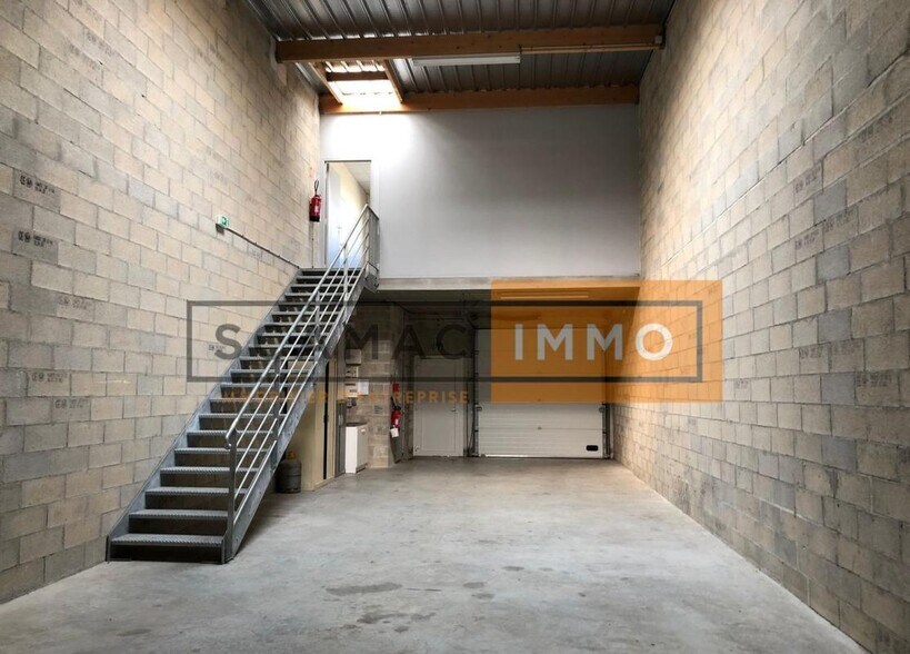 Industrial in Ozoir-la-Ferrière to rent - Building Photo - Image 1 of 5