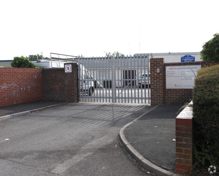 Surrey Av, Camberley, GU15 3DX UK