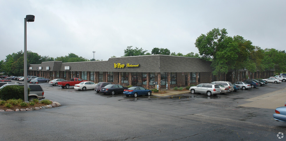 7501 N University St, Peoria, IL for rent - Building Photo - Image 1 of 28