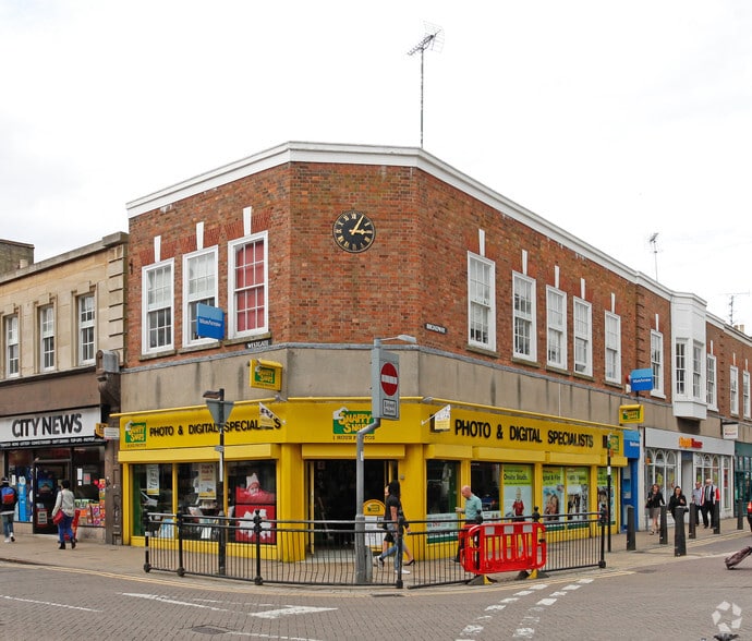 2 Broadway, Peterborough to rent - Primary Photo - Image 1 of 3