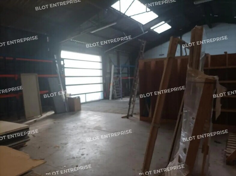 Light Industrial in Hénon for sale - Interior Photo - Image 3 of 8