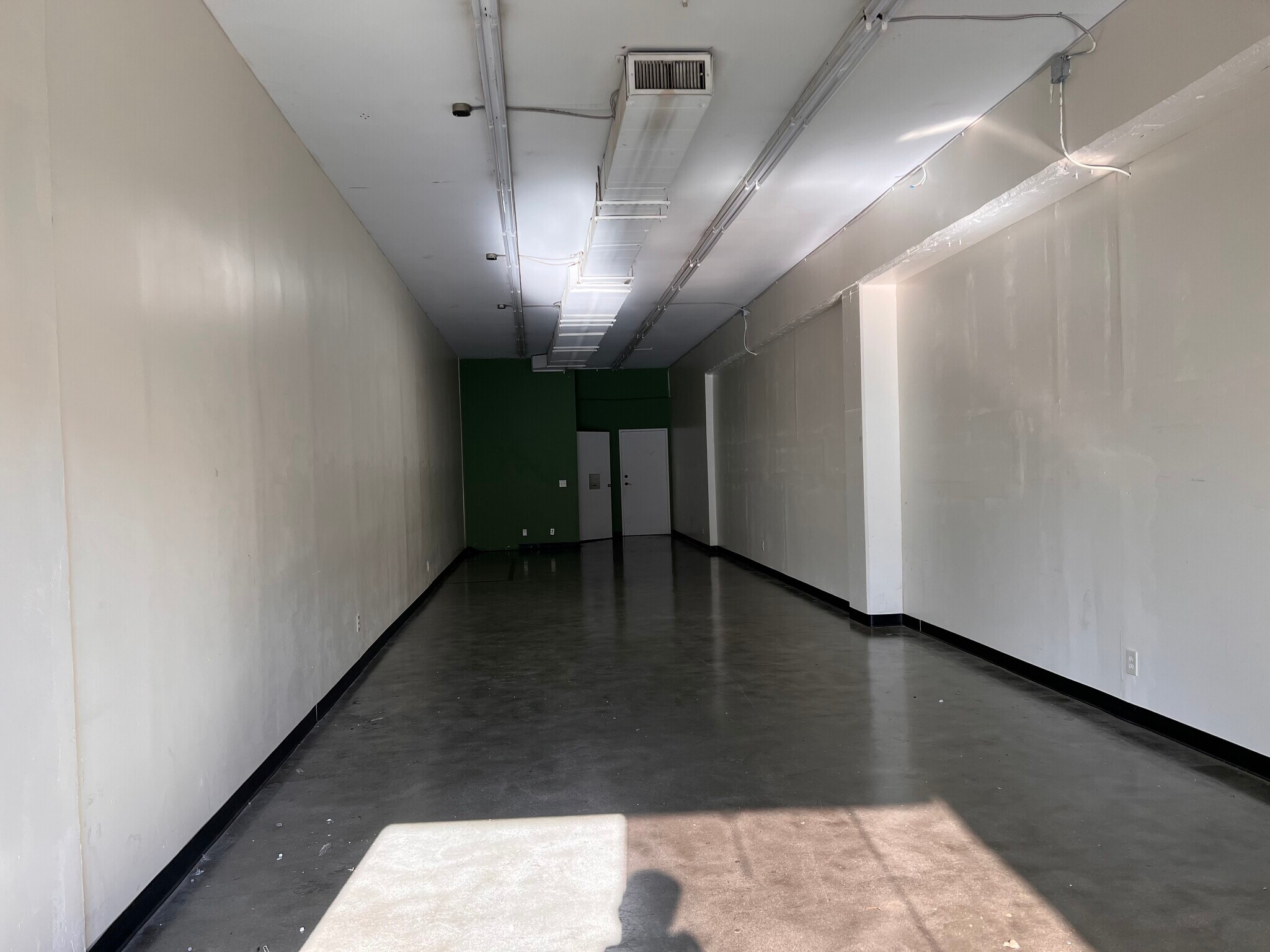 401-415 E 11th St, Los Angeles, CA to rent Interior Photo- Image 1 of 3