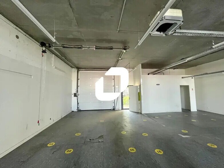 Light Industrial in Lyon to rent - Interior Photo - Image 3 of 13