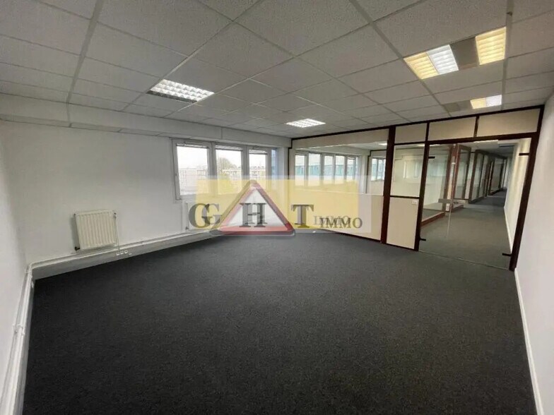 Office in Massy to rent - Interior Photo - Image 2 of 24