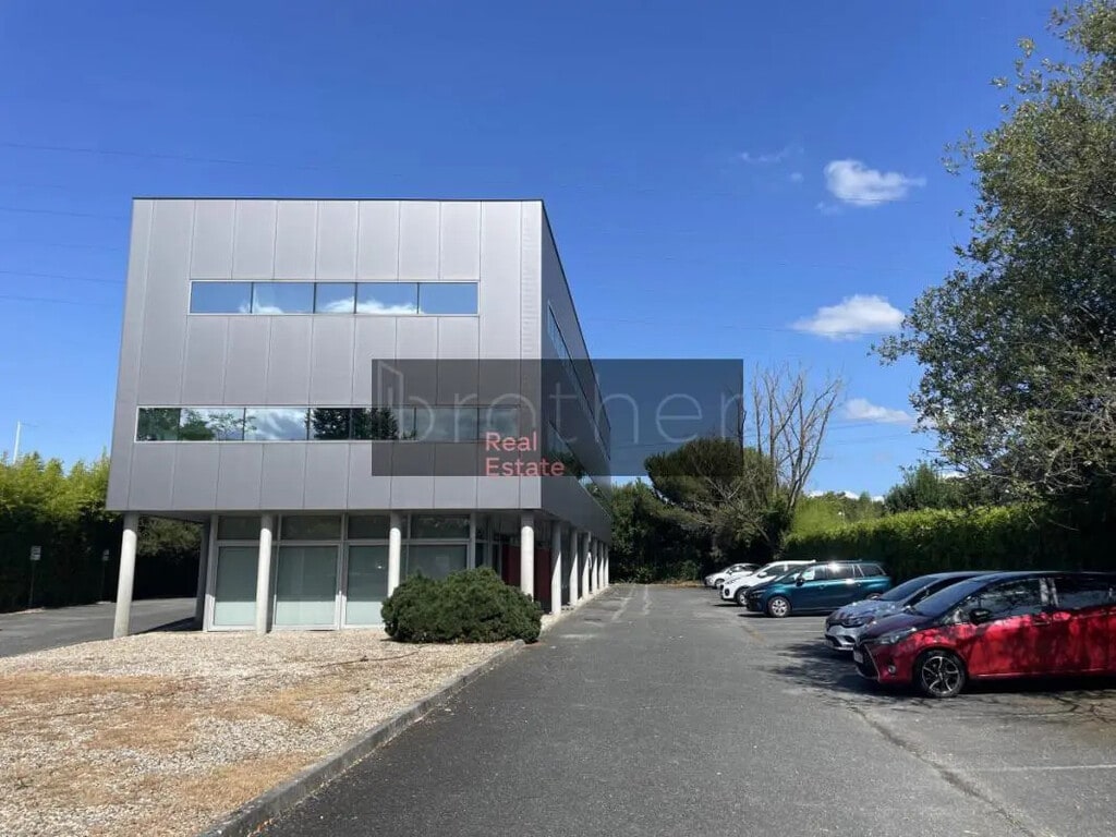 Location Bureaux 565 m² - Photo 1