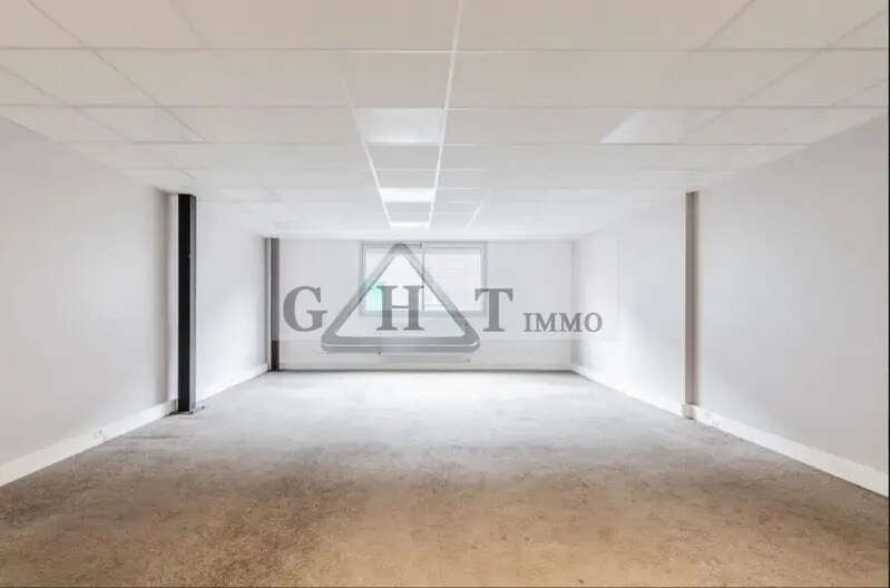 Industrial in Morangis to rent - Interior Photo - Image 1 of 10