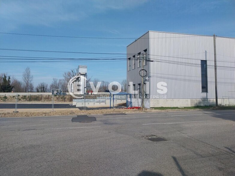 Light Industrial in Bourgoin-Jallieu to rent - Building Photo - Image 2 of 17