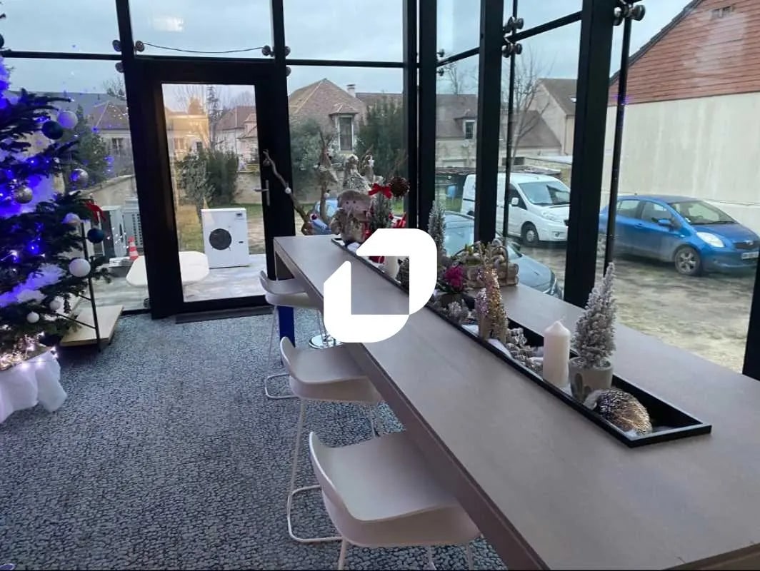 Office in L'Isle-Adam to rent Interior Photo- Image 1 of 3