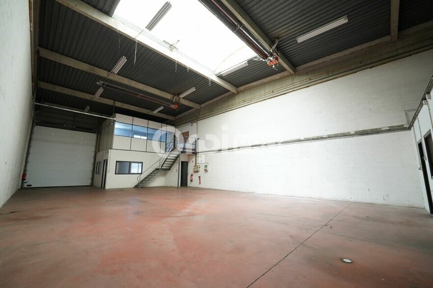 200 Rue Léon Blum, Villeurbanne to rent - Interior Photo - Image 1 of 9