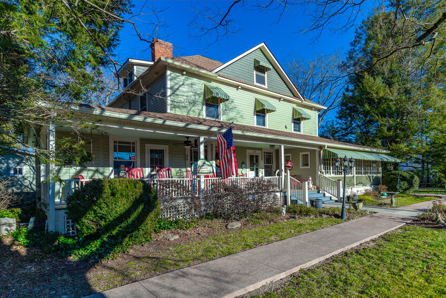 136 N Dougherty St, Black Mountain, NC for sale - Building Photo - Image 1 of 1