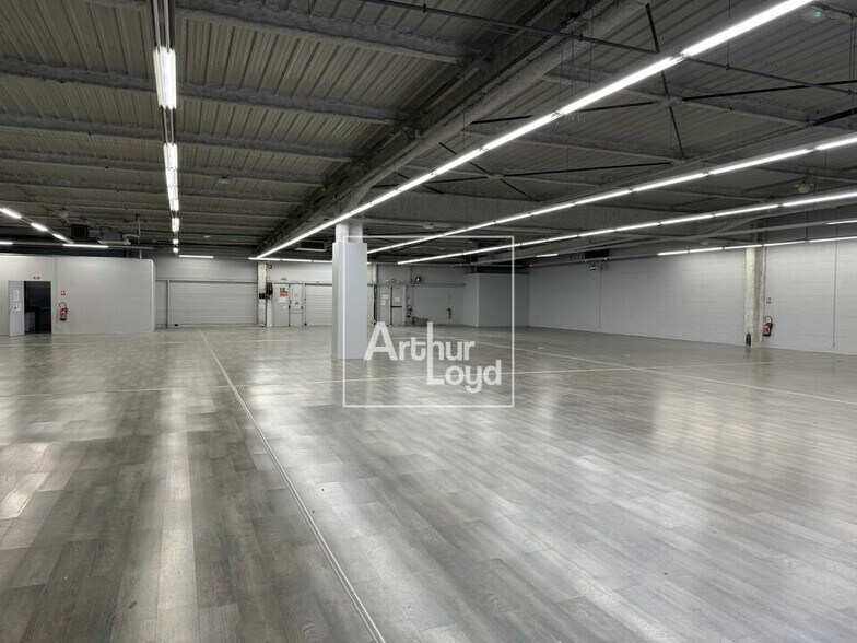 Retail in Savigny-le-Temple to rent - Interior Photo - Image 2 of 4