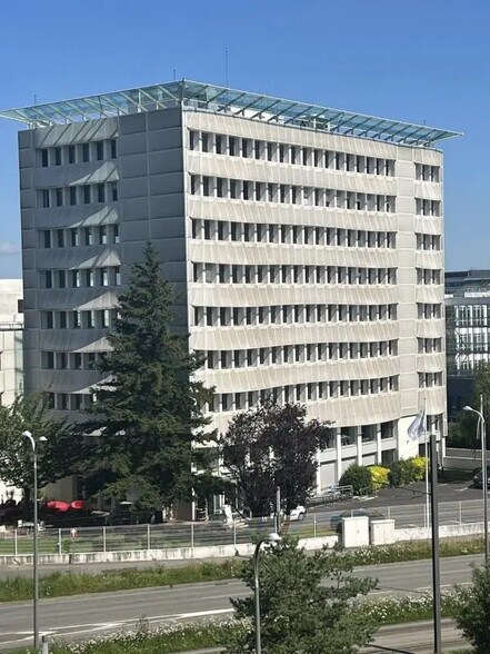 11 Avenue Morane Saulnier, Vélizy-Villacoublay to rent - Building Photo - Image 1 of 7