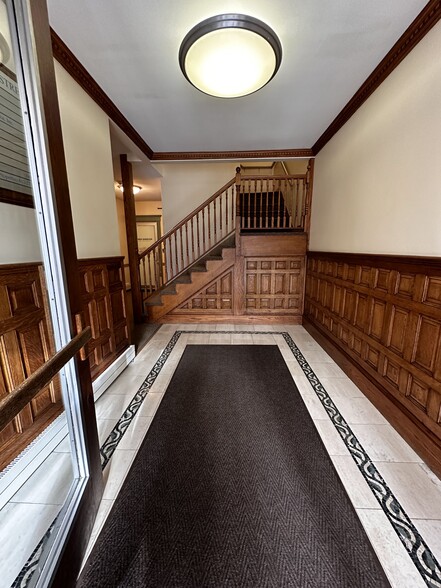 1018 Beacon St, Brookline, MA for rent - Interior Photo - Image 2 of 2