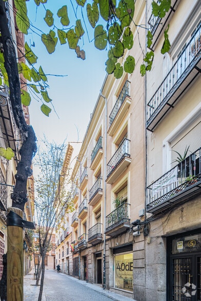 Retail in Madrid, Madrid to rent - Primary Photo - Image 1 of 3