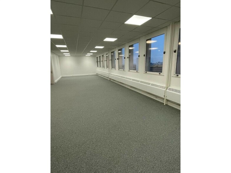 Industrial in Paris to rent - Interior Photo - Image 2 of 15