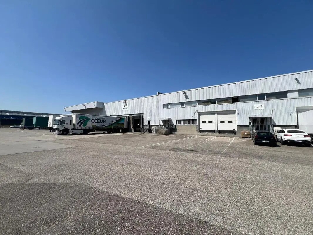 Industrial in Saint-Quentin-Fallavier for sale Building Photo- Image 1 of 4