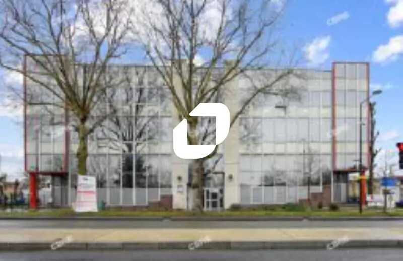 Light Industrial in Saint-Denis to rent Building Photo- Image 1 of 8