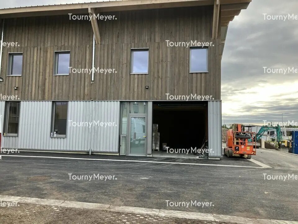 Light Industrial in Le Haillan to rent Building Photo- Image 1 of 6