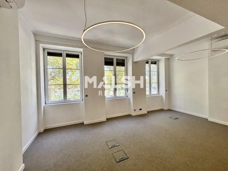 Office in Lyon for sale - Building Photo - Image 2 of 10