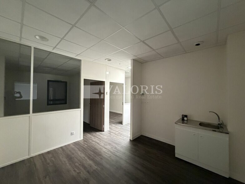 36 Rue Emile Zola, Décines-Charpieu to rent - Building Photo - Image 3 of 6