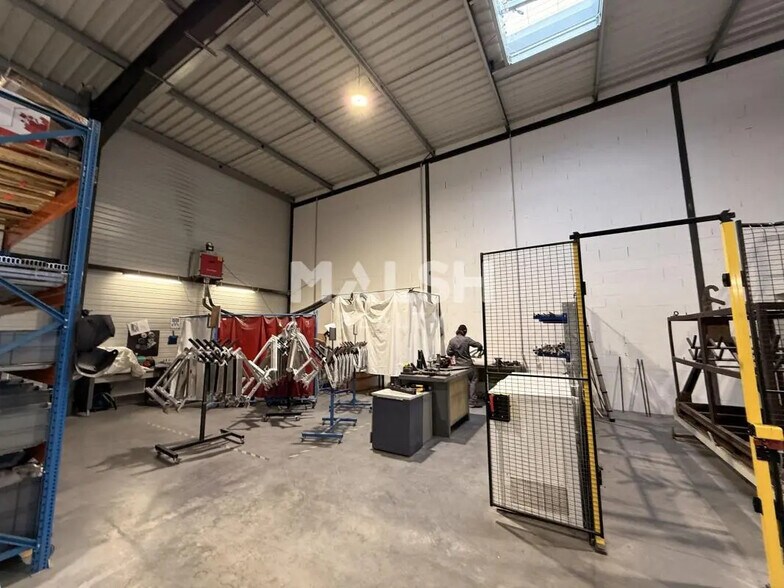 Light Industrial in Jonage to rent - Interior Photo - Image 3 of 12