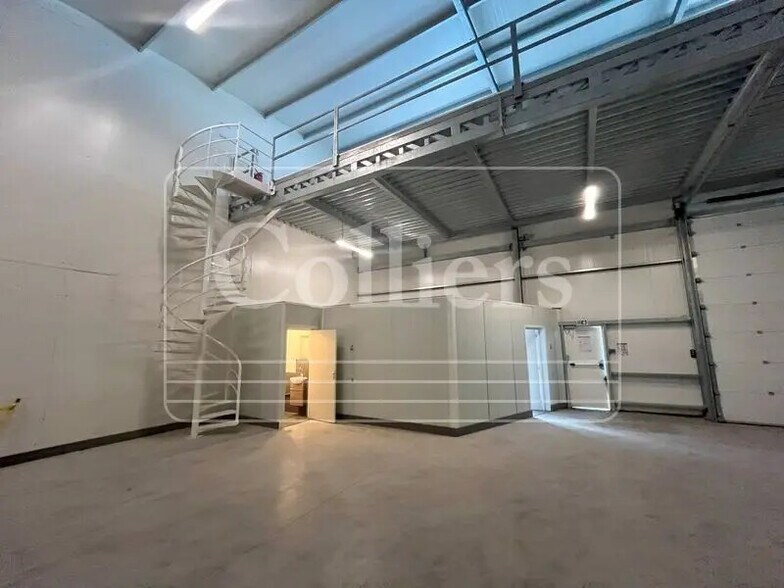 Light Industrial in Gémenos to rent - Interior Photo - Image 2 of 5