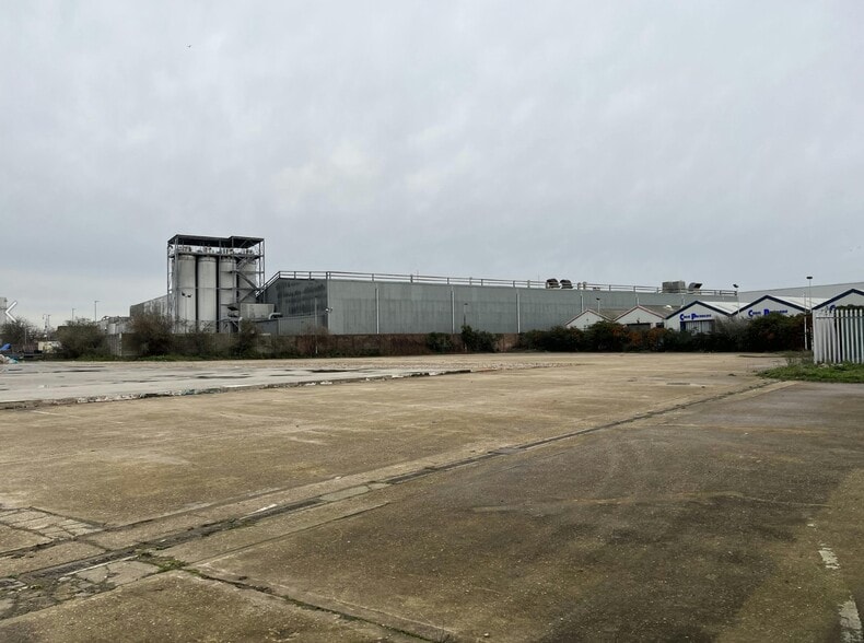 1371 Mollison Av, Enfield to rent - Building Photo - Image 3 of 4