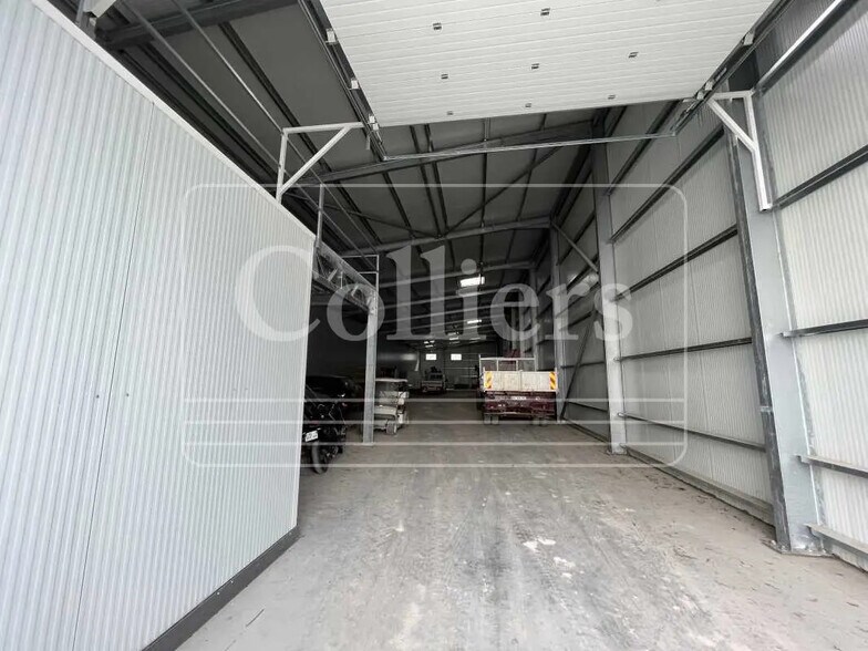 Light Industrial in Gémenos to rent - Interior Photo - Image 3 of 3
