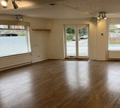 1A Risborough Rd, Stoke Mandeville for rent Interior Photo- Image 1 of 3