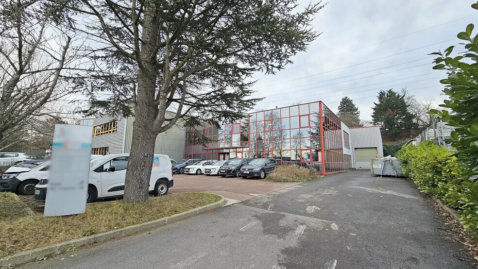 Light Industrial in Villemomble to rent - Building Photo - Image 1 of 4