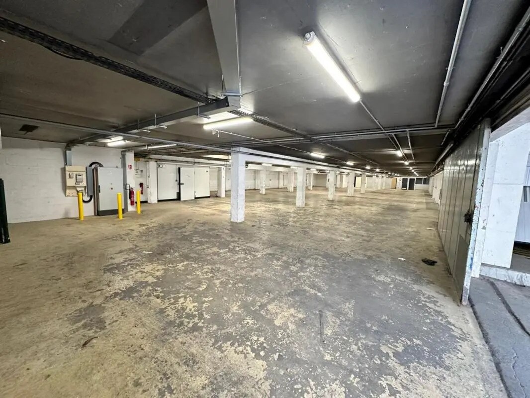 Industrial in Montrouge to rent Building Photo- Image 1 of 7