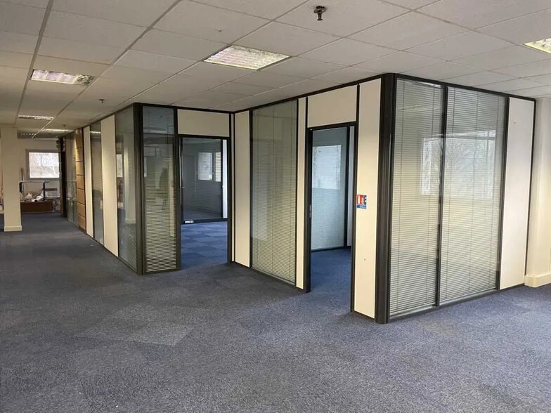 Office in Croissy-Beaubourg to rent - Interior Photo - Image 3 of 3