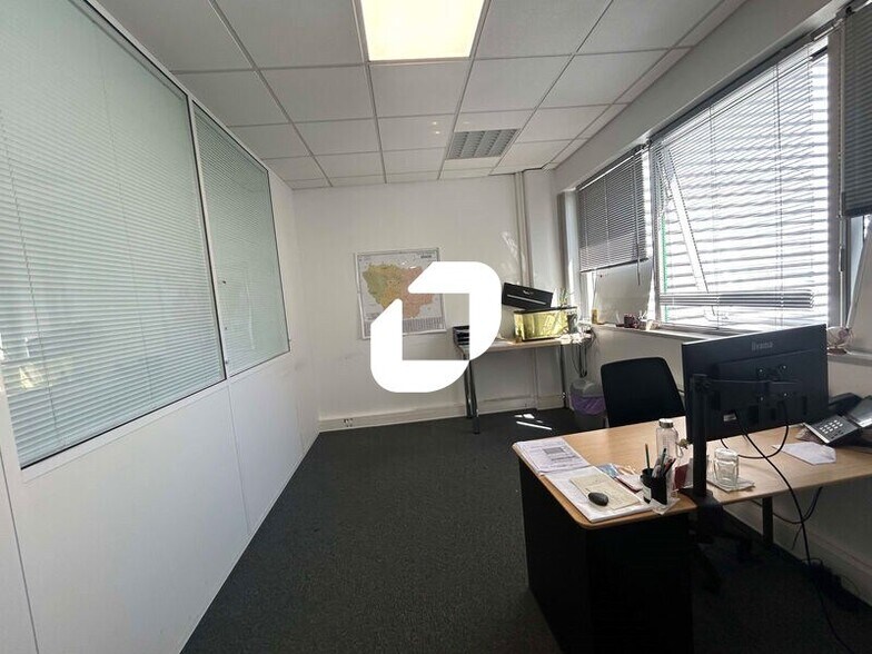 Office in Argenteuil to rent - Interior Photo - Image 2 of 10