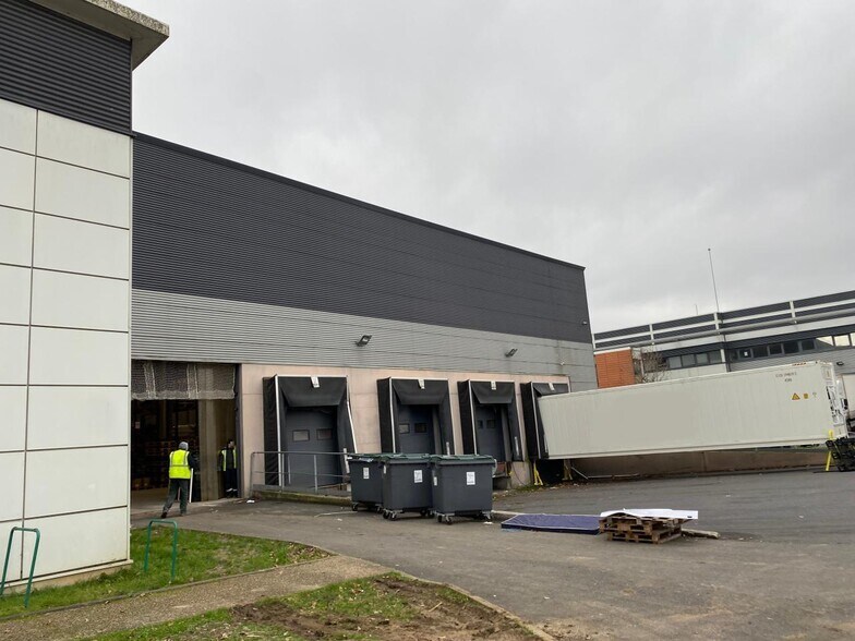 Light Industrial in Gennevilliers to rent - Building Photo - Image 2 of 8