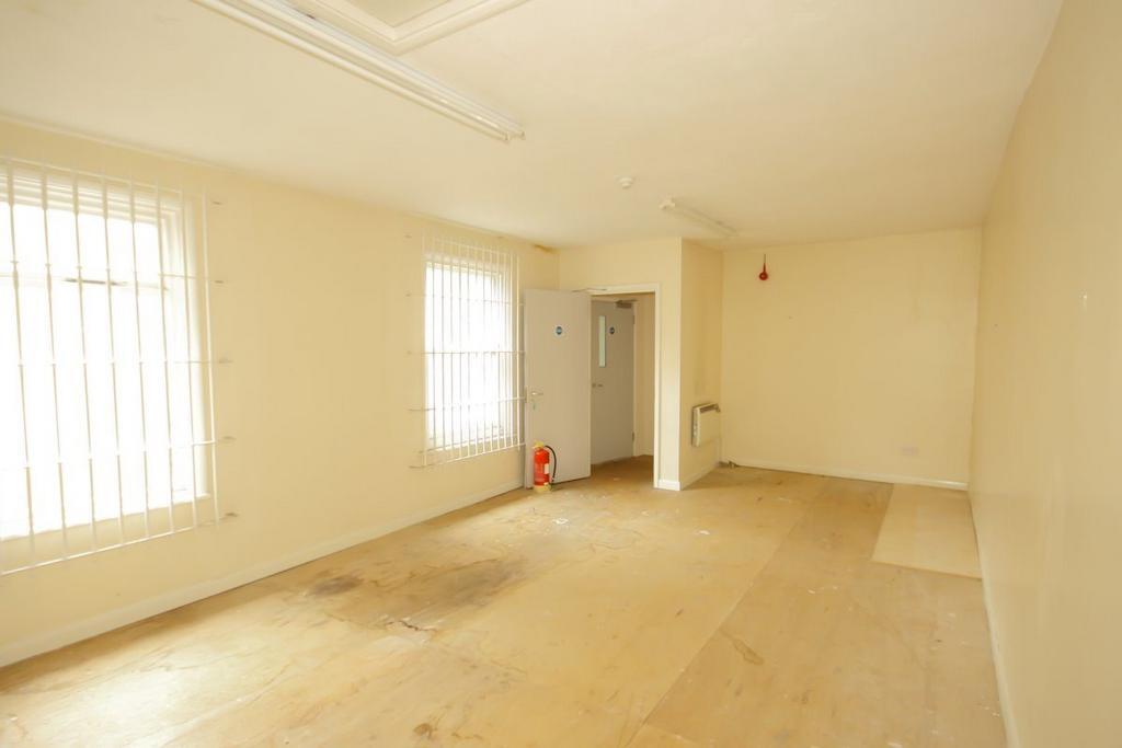 71 High St, Sheerness to rent Building Photo- Image 1 of 20