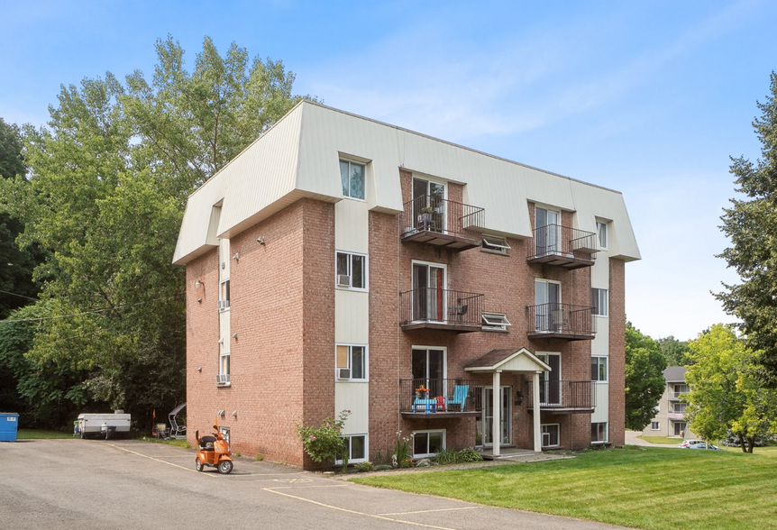 182 Boul Rousseau, Châteauguay, QC for sale - Building Photo - Image 2 of 6