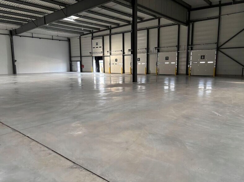 Industrial in Toulouse to rent - Building Photo - Image 3 of 6