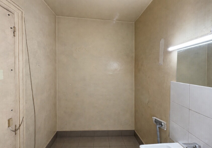 Retail in Paris to rent - Building Photo - Image 3 of 5