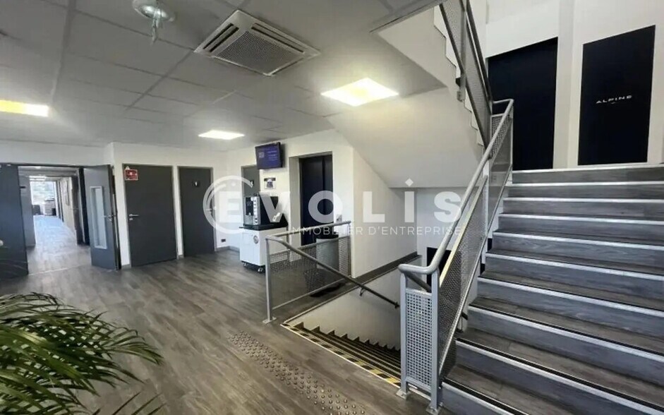 Light Industrial in Les Ulis to rent - Building Photo - Image 2 of 9