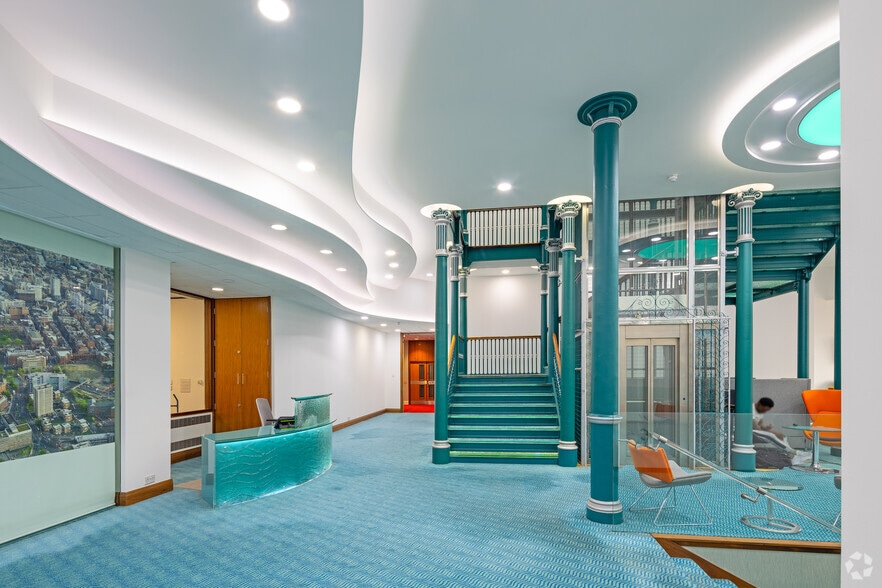 Hanover Walk, Leeds to rent - Lobby - Image 3 of 29