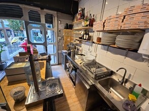 Retail in Barcelona, Barcelona to rent Interior Photo- Image 2 of 13