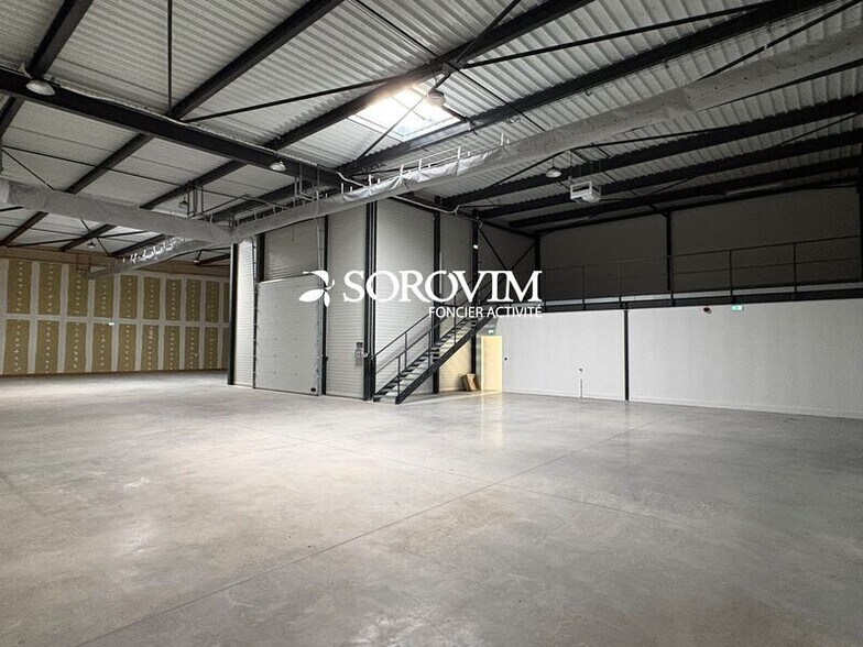 Light Industrial in Janneyrias for sale - Interior Photo - Image 2 of 17