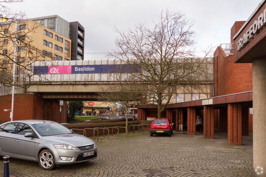 Station Way, Basildon for rent - Building Photo - Image 3 of 4