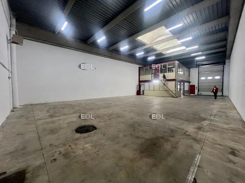 Industrial in Bondy to rent - Interior Photo - Image 1 of 19