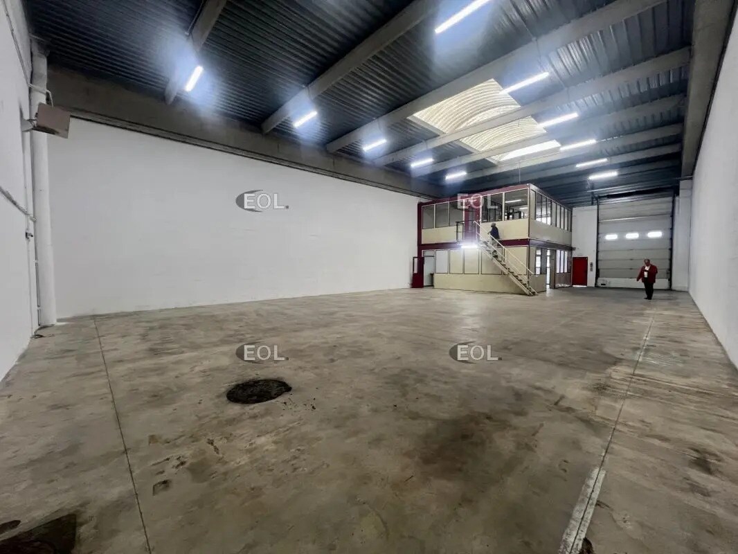 Industrial in Bondy to rent Interior Photo- Image 1 of 20