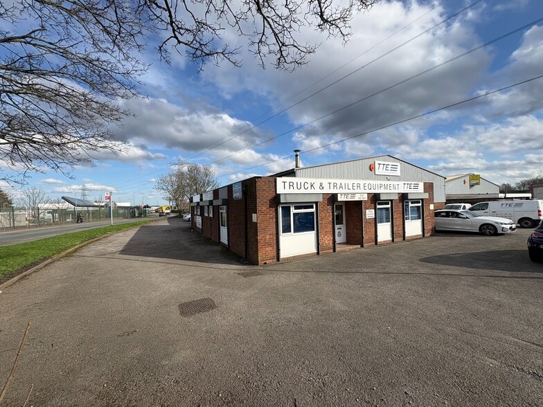 Alston Rd, Oldbury to rent - Building Photo - Image 2 of 8
