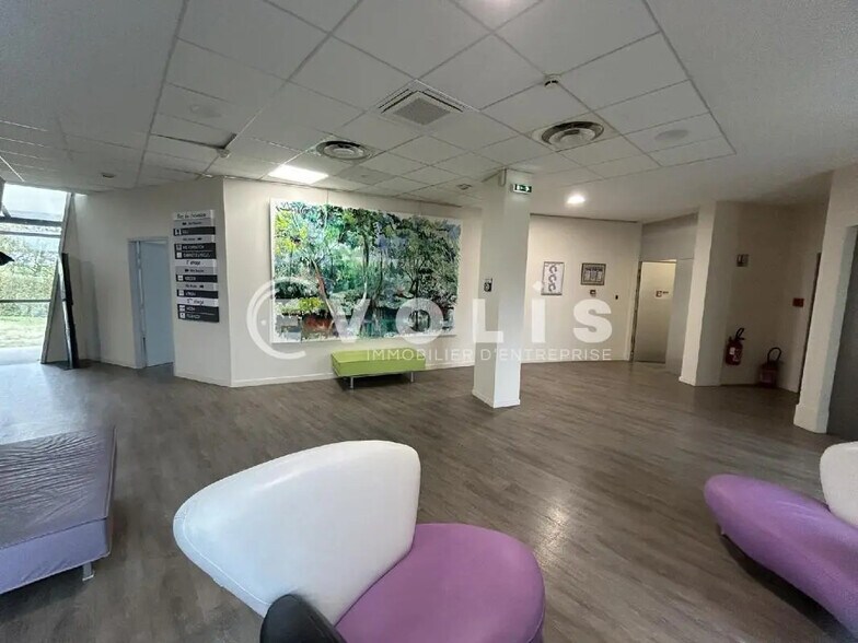 Office in Mérignac to rent - Lobby - Image 2 of 5