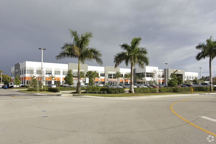 200-220 Hillsboro Technology Dr, Deerfield Beach, FL for rent - Primary Photo - Image 1 of 11